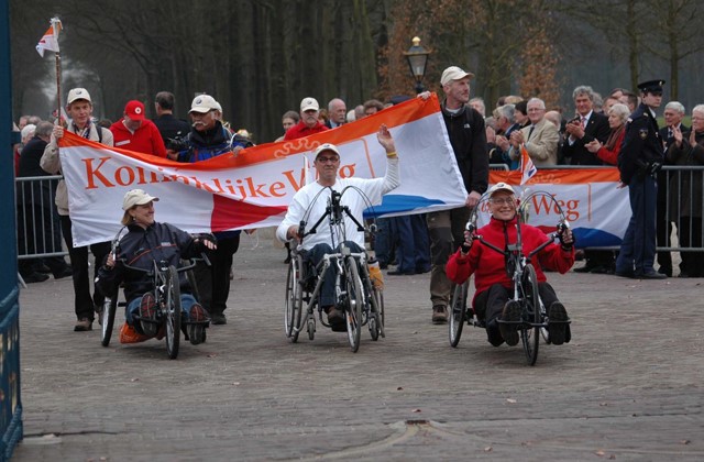 Johan Vellinga en andere vrijwilligers bij de opening van de Koninklijke Weg