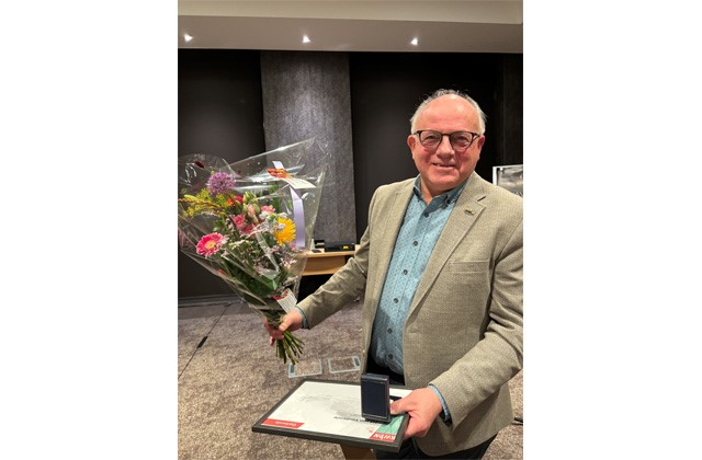 Toon Cornelissen Met Bloemen En Certificaat