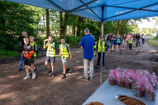 Kinderen wandelen langs rustpost tijdens de Vierdaagse Boxmeer